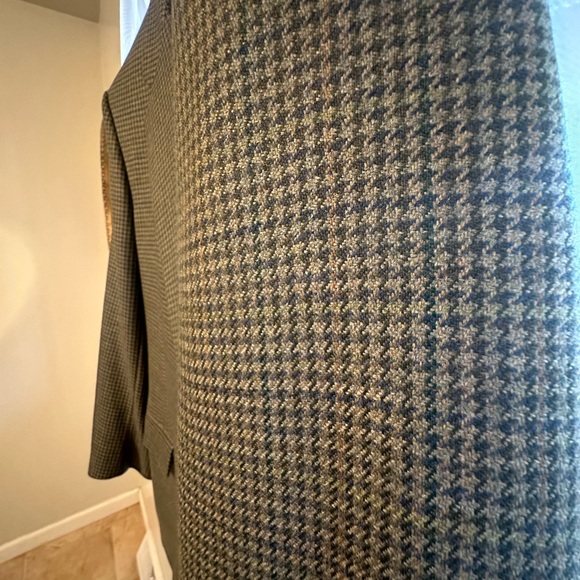 Samuelsohn 44L Blazer
green and sage houndstooth with a navy windowpane - Picture 6 of 11